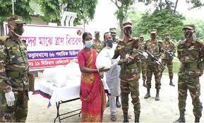 সেনাবাহিনীর খাদ্য সামগ্রী বিতরণ গোপালগঞ্জ ও ঝালকাঠিতে 