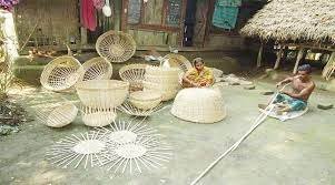 বরগুনায় ৩৪টি পরিবার এখনো বেতের সামগ্রী তৈরি করছে