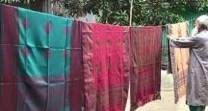 টাঙ্গাইলে তাঁতে তৈরী বাহারী ডিজাইনের শীতের পোশাক শাল চাদর