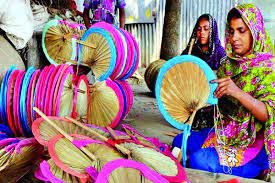 বরিশালে তাল পাতার পাখা তৈরিতে ব্যস্ত সময় পার করছেন কারিগররা 2022 4 বরিশালে তাল পাতার পাখা তৈরিতে ব্যস্ত সময় পার করছেন কারিগররা