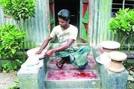 পরিত্যক্ত কাগজ দিয়ে বোর্ড তৈরী করে স্বাবলম্বী বরিশালের বোরহান ও শাহিন
