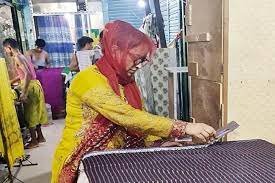 অনলাইনে ক্ষুদ্র ব্যবসা করে স্বাবলম্বী হয়ে উঠছেন অনেকেই