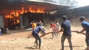 সীতাকুণ্ডে আগুনে পুড়ছে তুলার গুদাম সীতাকুণ্ডে আগুনে পুড়ছে তুলার গুদাম