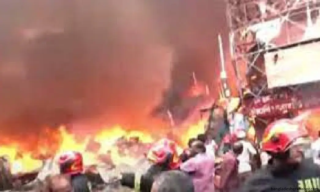 বঙ্গবাজারে দাউ দাউ করে জ্বলছে আগুন , আগুন ছড়িয়ে পড়েছে আশেপাশেআর ভবনেও 1 বঙ্গবাজারে দাউ দাউ করে জ্বলছে আগুন , আগুন ছড়িয়ে পড়েছে আশেপাশেআর ভবনেও