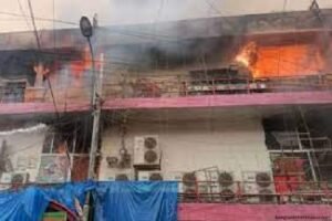 রাজধানীর নিউ সুপার মার্কেটে আগুন, নিয়ন্ত্রণে কাজ করছে ফায়ার সার্ভিসের ৩০টি ইউনিট