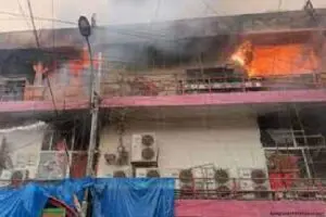 রাজধানীর নিউ সুপার মার্কেটে আগুন, নিয়ন্ত্রণে কাজ করছে ফায়ার সার্ভিসের ৩০টি ইউনিট