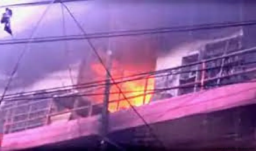 রাজধানীর নিউ সুপার মার্কেটে আগুন, নিয়ন্ত্রণে কাজ করছে ফায়ার সার্ভিসের ৩০টি ইউনিট