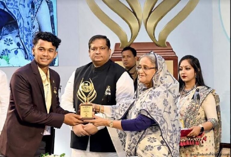 শেখ কামাল জাতীয় ক্রীড়া পরিষদপুরস্কার দিলেন প্রধানমন্ত্রী