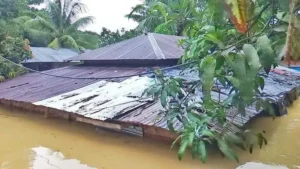 কক্সবাজারের আড়াই লাখ মানুষ পানিবন্দি, খাবার পানি ও শুকনা খাবার সংকট! 2 কক্সবাজারের আড়াই লাখ মানুষ পানিবন্দি, খাবার পানি ও শুকনা খাবার সংকট!