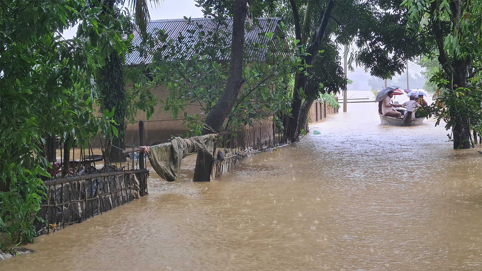 কক্সবাজারের আড়াই লাখ মানুষ পানিবন্দি, খাবার পানি ও শুকনা খাবার সংকট! 1 কক্সবাজারের আড়াই লাখ মানুষ পানিবন্দি, খাবার পানি ও শুকনা খাবার সংকট!