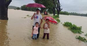 কক্সবাজারের আড়াই লাখ মানুষ পানিবন্দি, খাবার পানি ও শুকনা খাবার সংকট! 3 কক্সবাজারের আড়াই লাখ মানুষ পানিবন্দি, খাবার পানি ও শুকনা খাবার সংকট!