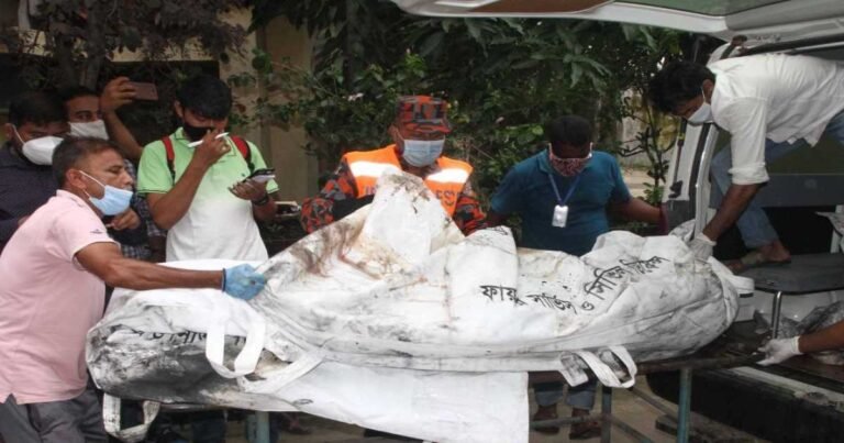 ঢাকা মেডিকেল মর্গে গুলিবিদ্ধ লাশের সারি 1 ঢাকা মেডিকেল মর্গে গুলিবিদ্ধ লাশের সারি