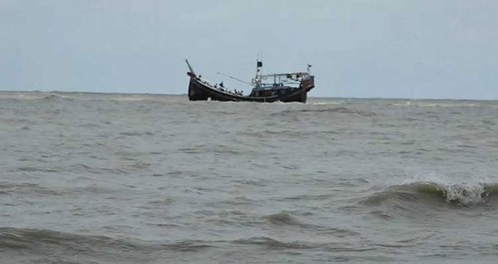 বঙ্গোপসাগরে ভাসমান ১২ বাংলাদেশিকে উদ্ধার করলো ভারতীয় জেলেরা 2 বঙ্গোপসাগরে ভাসমান ১২ বাংলাদেশিকে উদ্ধার করলো ভারতীয় জেলেরা