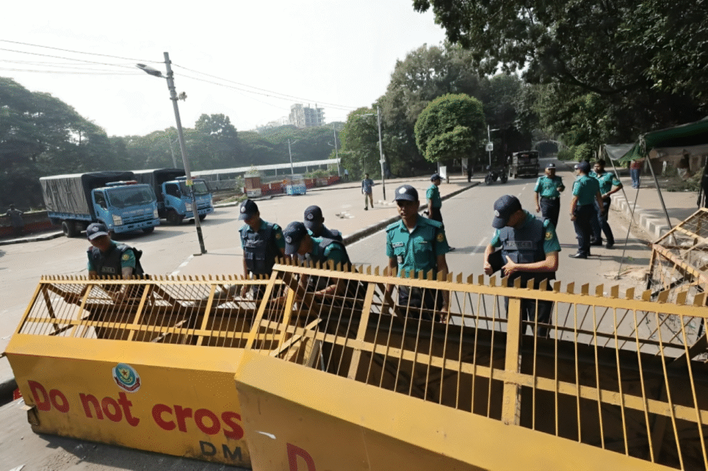 ধানমন্ডির ৩২ নম্বর এখন দুর্গ — পুলিশ ও ‘জুলাইপন্থি’ কর্মীদের কড়া প্রহরা, জনমনে প্রশ্ন 2 ধ্বংসপ্রাপ্ত ৩২ নম্বরে পুলিশ ও জুলাই পন্থিদের কঠোর প্রহরা