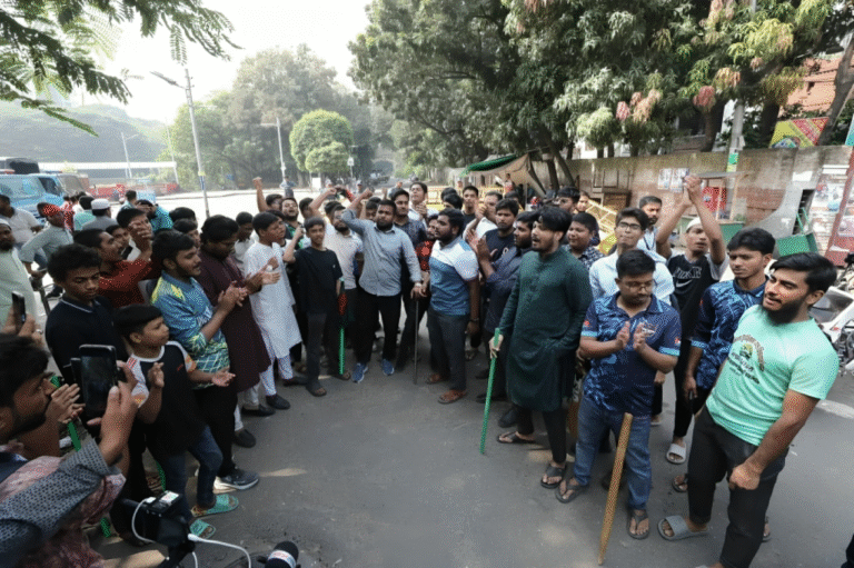 ধ্বংসপ্রাপ্ত ৩২ নম্বরে পুলিশ ও জুলাই পন্থিদের কঠোর প্রহরা (4)ধ্বংসপ্রাপ্ত ৩২ নম্বরে পুলিশ ও জুলাই পন্থিদের কঠোর প্রহরা (4)